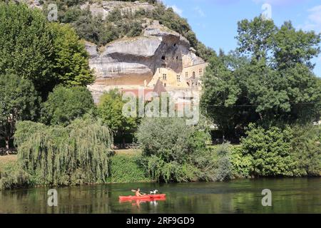 Les Eyzies de Tayac capitale mondiale de la préhistoire et son ancien château devenu le Musée National de Préhistoire. Francia Foto Stock