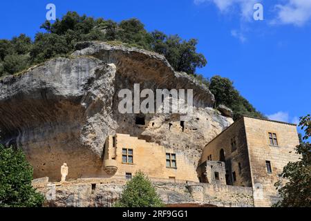 Les Eyzies de Tayac capitale mondiale de la préhistoire et son ancien château devenu le Musée National de Préhistoire. Francia Foto Stock