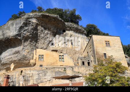 Les Eyzies de Tayac capitale mondiale de la préhistoire et son ancien château devenu le Musée National de Préhistoire. Francia Foto Stock