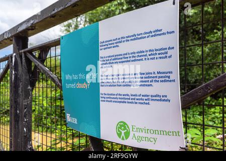 Cartello dell'Agenzia dell'ambiente che indica le ragioni per cui il fiume Avon si è trasformato in un torrente di gesso nuvoloso/marrone, Salisbury, Wiltshire, Inghilterra, Regno Unito Foto Stock