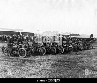 Long Island, New York: Polizia motociclistica 1928 NY a Mitchel Field in preparazione per l'atterraggio dei volantini di Brema. Foto Stock