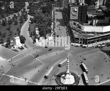 New York, New York: Anni '1930 Una vista aerea di Columbus Circle all'angolo sud-ovest di Central Park in 59th St Foto Stock