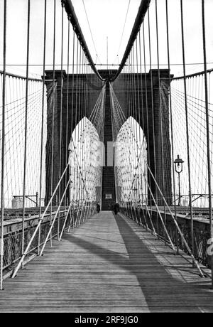 New York, New York: c. 1923. Il ponte di Brooklyn che attraversa l'East River tra Manhattan e Brooklyn. Foto Stock