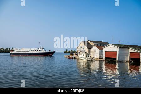 Barca Isle Royale Queen IV sul lungomare del lago Superior a Copper Harbor sulla penisola di Keweenaw, Michigan superiore, Stati Uniti Foto Stock