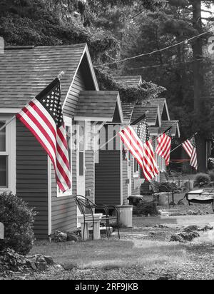 Cabine con bandiere americane a Copper Harbor sulla penisola di Keweenaw, Michigan superiore, Stati Uniti Foto Stock