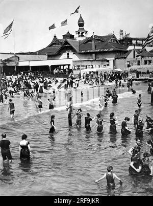 New York, New York: 1904 bagnanti che giocano nel surf a Coney Island a Brooklyn. Foto Stock