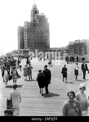 New York, New York: circa 1927 persone sul lungomare che si avvicinano al nuovo Half Moon Hotel a Coney Island a Brooklyn. Foto Stock