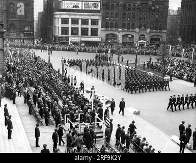 New York, New York: c. 1938 i poliziotti di Rookie sfilano davanti al sindaco la Guardia e al Commissario di polizia Valentine prima della cerimonia di laurea al Police College. Foto Stock