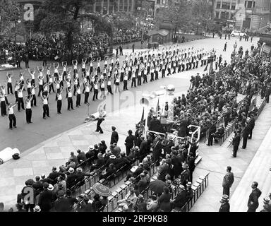 New York, New York: c. 1938. 224 poliziotti principianti devono organizzare degli esercizi come parte della cerimonia di laurea presso l'Accademia di polizia. Foto Stock