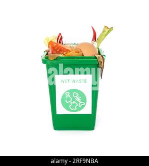 Il concetto di classificazione dei rifiuti per il riciclaggio. Contenitore verde per rifiuti umidi o organici. I contenitori sono riempiti con residui di cibo o di frutta e verdura Foto Stock