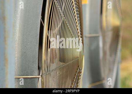 Il sistema di ventilazione a due ventole si avvicina alla ventola . Foto di alta qualità Foto Stock