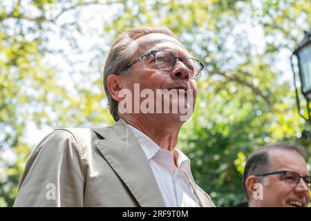 Il direttore esecutivo della WGA East Lowell Peterson parla al raduno al City Hall Park di New York il 1° agosto 2023 prima della riunione del comitato del Consiglio a sostegno dei membri in sciopero di entrambi i sindacati Foto Stock