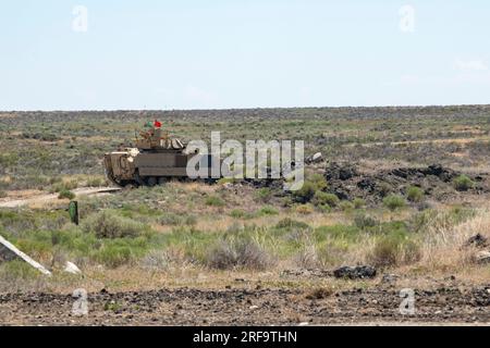 Michael Stencel, aiutante generale dell'Oregon, si prende del tempo per visitare i soldati della 3-116th Cavalry Brigade Combat Team della Guardia Nazionale dell'Oregon durante il loro addestramento annuale presso l'Orchard Combat Training Center vicino Boise, Idaho, il 21 luglio 2023. Durante la sua visita all'OCTC, Stencel ha incontrato soldati e altri membri della leadership mentre conducevano le loro due settimane di addestramento. (Foto della Guardia Nazionale di John Hughel, Oregon Military Department Public Affairs) Foto Stock