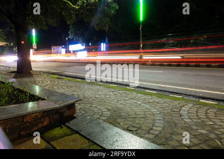 28 giugno 2022 Dehradun City, India. Affascinanti percorsi di luce notturna a lunga esposizione su Rajpur Road, incantevole paesaggio urbano. Foto Stock