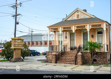 NEW ORLEANS, LOS ANGELES, USA - 27 LUGLIO 2023: Blair's Bail Bonds in una casa storica convertita vicino al tribunale penale in Tulane Avenue a Mid City Foto Stock