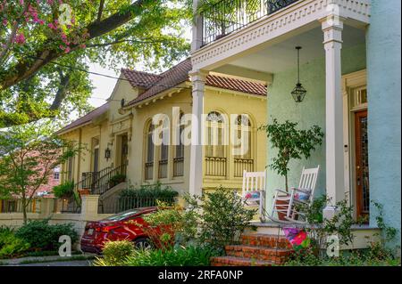 NEW ORLEANS, LOUISIANA, USA - 27 LUGLIO 2023: Case storiche nel quartiere di Carrollton Foto Stock