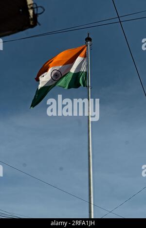 08.01.2023. Raiganj, Bengala Occidentale, India- bandiera tricolore indiana issata in cima su sfondo blu. Foto Stock