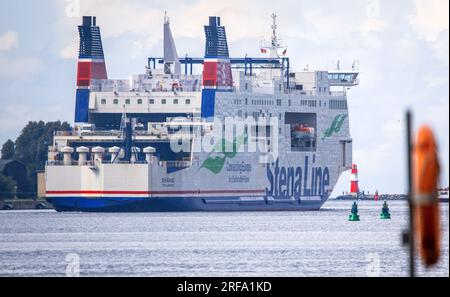 Rostock, Germania. 1 agosto 2023. La nave traghetto "Skate" della compagnia di navigazione StenaLine lascia il porto per il Mar Baltico e si dirige verso Trelleborg in Svezia. Anche dopo l'incendio sulla nave da carico Fremantle Highway, presumibilmente causato da un'auto elettrica, gli operatori dei traghetti sulle coste tedesche rimangono calmi. Il rischio di incendio delle auto elettriche non è superiore a quello dei motori a combustione. Credito: Jens Büttner/dpa/Alamy Live News Foto Stock