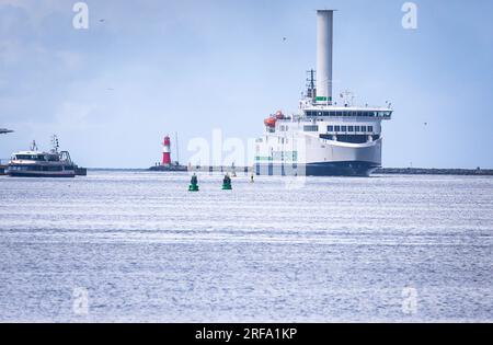 Rostock, Germania. 1 agosto 2023. La nave traghetto "Berlin" della compagnia di navigazione Scandlines si dirige verso il porto dei traghetti. La nave opera più volte al giorno tra Rostock e Gedser in Danimarca. Anche dopo l'incendio sulla nave da carico Fremantle Highway, presumibilmente causato da un'auto elettrica, gli operatori dei traghetti sulle coste tedesche rimangono calmi. Il rischio di incendio provocato dalle auto elettriche non è superiore a quello dei motori a combustione. Credito: Jens Büttner/dpa/Alamy Live News Foto Stock