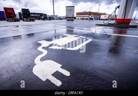 Rostock, Germania. 1 agosto 2023. Le stazioni di ricarica per auto elettriche sono state allestite presso il centro traghetti nel porto marittimo. Anche dopo l'incendio sulla nave da carico Fremantle Highway, presumibilmente causato da un'auto elettrica, gli operatori dei traghetti sulle coste tedesche rimangono calmi. Il rischio di incendio delle auto elettriche non è superiore a quello dei motori a combustione. Credito: Jens Büttner/dpa/Alamy Live News Foto Stock