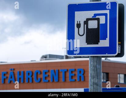 Rostock, Germania. 1 agosto 2023. Le stazioni di ricarica per auto elettriche sono state allestite presso il centro traghetti nel porto marittimo. Anche dopo l'incendio sulla nave da carico Fremantle Highway, presumibilmente causato da un'auto elettrica, gli operatori dei traghetti sulle coste tedesche rimangono calmi. Il rischio di incendio delle auto elettriche non è superiore a quello dei motori a combustione. Credito: Jens Büttner/dpa/Alamy Live News Foto Stock