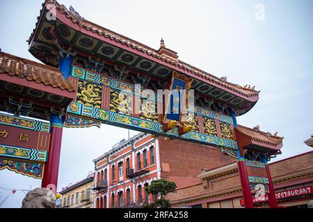 Victoria, CANADA - 4 gennaio 2023: Porta di armonioso interesse a Chinatown, Victoria. Foto Stock