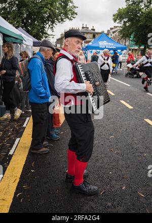 "Great Yorkshire Morris", un lato dello Yorkshire morris, si è esibito durante le celebrazioni dello Yorkshire Day tenutesi a Skipton High St il 1 agosto 2023. Foto Stock