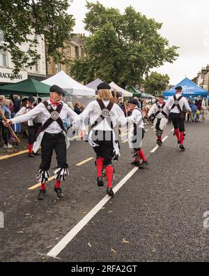 "Great Yorkshire Morris", un lato dello Yorkshire morris, si è esibito durante le celebrazioni dello Yorkshire Day tenutesi a Skipton High St il 1 agosto 2023. Foto Stock