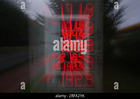 Amburgo, Germania. 2 agosto 2023. Vista dei prezzi correnti della benzina e del gasolio presso una stazione di servizio la mattina presto (ripresa a lunga esposizione). Credito: Marcus Brandt/dpa/Alamy Live News Foto Stock