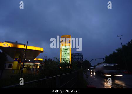 Amburgo, Germania. 2 agosto 2023. Vista dei prezzi correnti della benzina e del diesel presso una stazione di servizio la mattina presto. Credito: Marcus Brandt/dpa/Alamy Live News Foto Stock