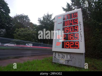 Amburgo, Germania. 2 agosto 2023. Vista dei prezzi correnti della benzina e del diesel presso una stazione di servizio la mattina presto. Credito: Marcus Brandt/dpa/Alamy Live News Foto Stock