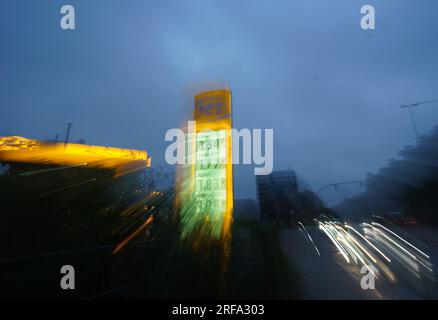 Amburgo, Germania. 2 agosto 2023. Vista dei prezzi correnti della benzina e del gasolio presso una stazione di servizio la mattina presto (ripresa a lunga esposizione). Credito: Marcus Brandt/dpa/Alamy Live News Foto Stock