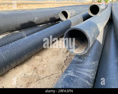 Per l'installazione vengono utilizzati tubi a pressione in polietilene per tubi dell'acqua fredda. Foto Stock