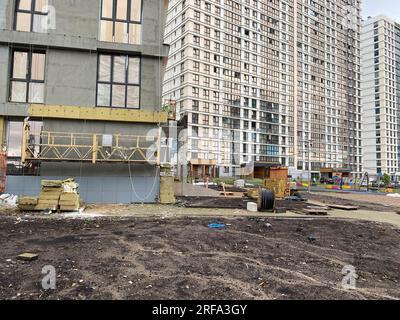 Isolamento per la protezione termica al guscio della casa. Cantiere, isolamento della facciata degli uffici dell'edificio. Isolamento su un mattone Foto Stock