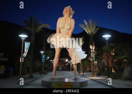 La statua Forever Marilyn di Marilyn Monroe, una scultura monumentale alta 26 metri e alta 000 libbre creata dallo scultore Seward Johnson con acciaio inossidabile e alluminio, domenica 30 luglio 2023, a Palm Springs, calib. Foto Stock