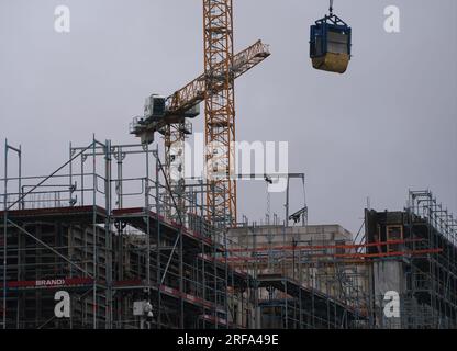 Amburgo, Germania. 2 agosto 2023. Le gru di costruzione sono viste in un cantiere di HafenCity nel porto questa mattina presto. Credito: Marcus Brandt/dpa/Alamy Live News Foto Stock