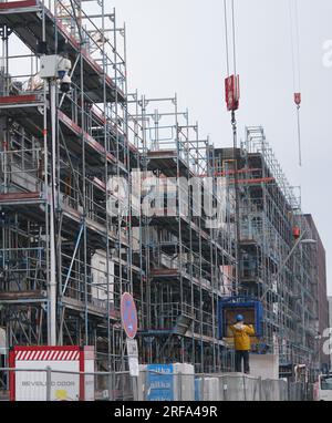 Amburgo, Germania. 2 agosto 2023. Gli operai edili lavorano in un cantiere a HafenCity nel porto la mattina presto. Credito: Marcus Brandt/dpa/Alamy Live News Foto Stock