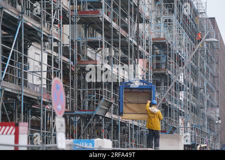 Amburgo, Germania. 2 agosto 2023. Gli operai edili lavorano in un cantiere a HafenCity nel porto la mattina presto. Credito: Marcus Brandt/dpa/Alamy Live News Foto Stock