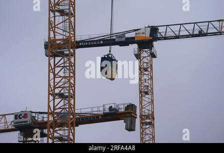 Amburgo, Germania. 2 agosto 2023. Le gru di costruzione sono viste in un cantiere di HafenCity nel porto questa mattina presto. Credito: Marcus Brandt/dpa/Alamy Live News Foto Stock