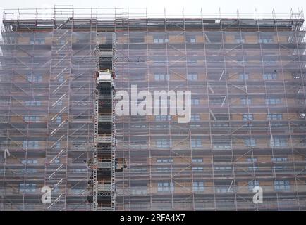 Amburgo, Germania. 2 agosto 2023. Gli operai edili lavorano in un cantiere a HafenCity nel porto la mattina presto. Credito: Marcus Brandt/dpa/Alamy Live News Foto Stock