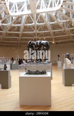 Città del Messico, Messico - 19 luglio 2023: Interno del Museo Soumaya, sala espositiva con opere di Auguste Rodin che al centro mostra la S in bronzo Foto Stock