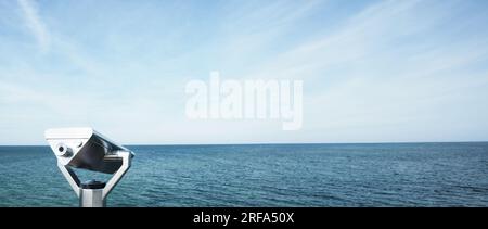 Binocolo su un ponte sul mare, Mar Baltico in una giornata estiva, panorama con spazio per il testo sul lato destro Foto Stock