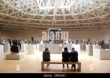 Città del Messico, Messico - 19 luglio 2023: Interno del Museo Soumaya, sala espositiva con opere di Auguste Rodin che al centro mostra la S in bronzo Foto Stock