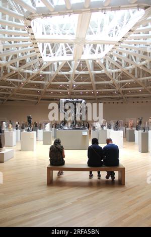 Città del Messico, Messico - 19 luglio 2023: Interno del Museo Soumaya, sala espositiva con opere di Auguste Rodin che al centro mostra la S in bronzo Foto Stock