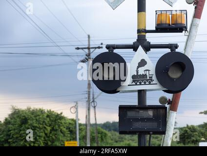Segnaletica di attraversamento ferroviario e segnaletica ferroviaria Foto Stock