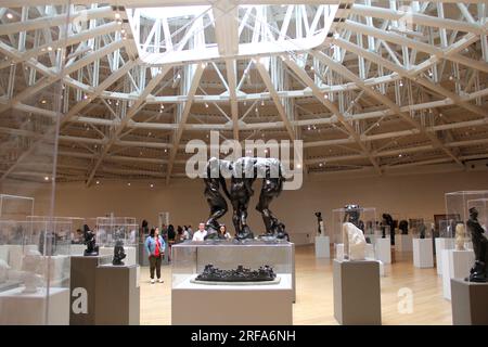 Città del Messico, Messico - 19 luglio 2023: Interno del Museo Soumaya, sala espositiva con opere di Auguste Rodin che al centro mostra la S in bronzo Foto Stock