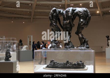 Città del Messico, Messico - 19 luglio 2023: Interno del Museo Soumaya, sala espositiva con opere di Auguste Rodin che al centro mostra la S in bronzo Foto Stock