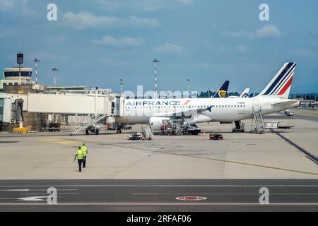 Aereo Air France al gate dell'aeroporto internazionale di Milano Malpensa in Italia. Foto Stock