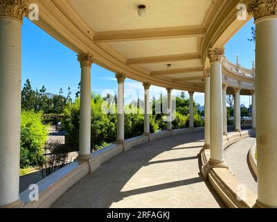 Colonne simmetriche che si piegano in lontananza Foto Stock