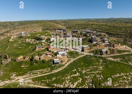 Il villaggio di Hisarkaya (Kelapozreş), collegato al distretto Savur di Mardin, impressiona con la sua storia e la sua natura. Foto Stock